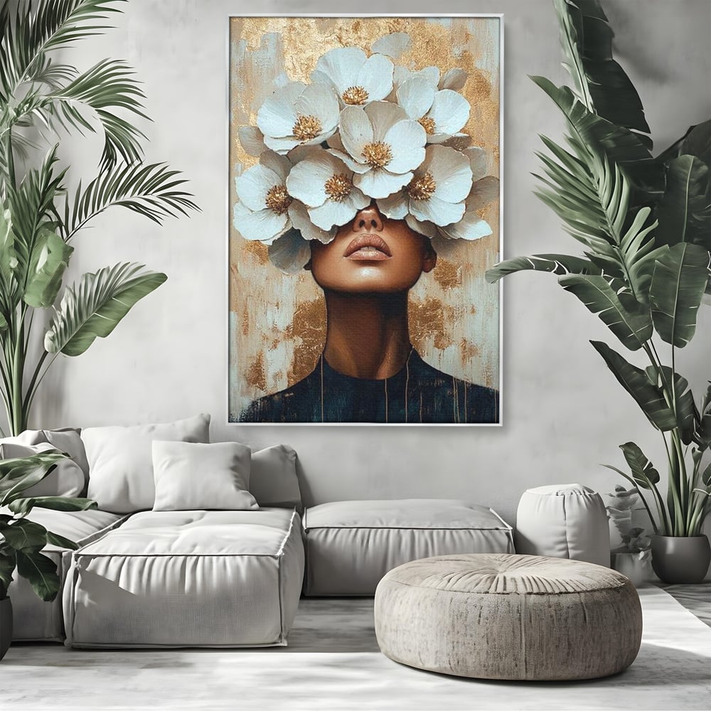 Tablou canvas cu tablou canvas portret feminin cu flori, in rama de aluminiu argintiu, pe perete intr-un living